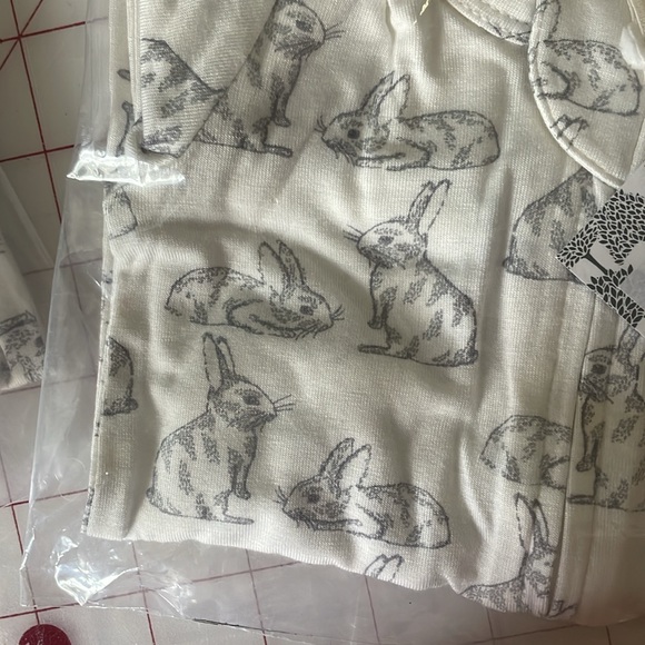 Kate Quinn Zipper Footie Platinum Bunnies NWT 0-3M - Picture 6 of 6